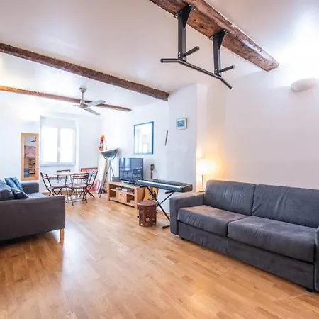 Well Located Flat For 4 In The Heart Of *
