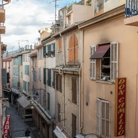 Well Located Flat For 4 In The Heart Of *