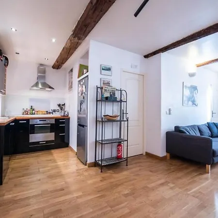 Well Located Flat For 4 In The Heart Of